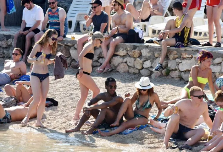 Tisno 'gori: seksi ljepotice okupirale plaže uoči Garden Festivala