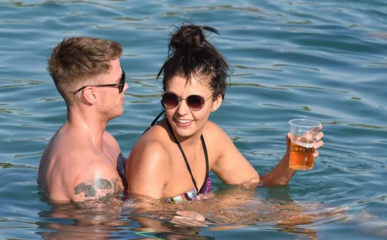 Tisno 'gori: seksi ljepotice okupirale plaže uoči Garden Festivala