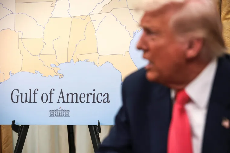 Meksički zaljev Trump je preimenovao u Američki zaljev - barem u službenim dokumentima savezne vlade te usput &quot;zaratio&quot; s medijem koji je odbio koristiti taj naziv. Posljedica? Novinarima su zabranjeni dolasci na redovite medijske brifinge. 