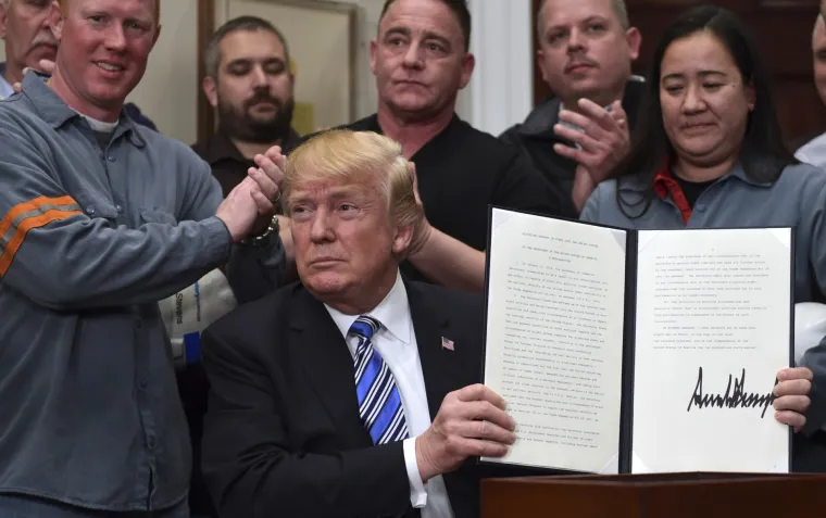 Donald Trump uveo je carine na susjedne države, Europu i Kinu - temeljne carine od 10 posto svima, uz dodatak dodatnih prilagođenih carina za svaku pojedinu zemlju. Cilj? Natjerati sve države da dođu pregovarati s SAD-om, a sve to kako bi nastojao smanjiti ogroman američki vanjski dug i natjerati države da otpuste goleme rezerve dolara. Posljedica? Trenutni pad na svjetskim burzama, uključujući Wall Street, moguća inflacija u SAD-u s &quot;blagom putanjom&quot; prema recesiji. Sve je kulminiralo &apos;trgovinskim obračunom&apos; s Kinom - dvije velesile krenule su jedna drugoj podizati carine. Trump je carine Kini u jednom trenutku dotjerao do čak 145 posto. Na kraju je ublažio retoriku te izjavio da carine Kini neće biti toliko visoke, ali, dodao je, &quot;neće biti ni nula&quot;. 