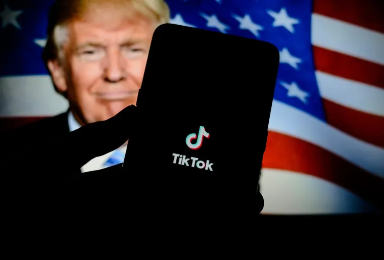 Na početku svog mandata Trump je &apos;zabranio&apos; TikTok na jedan dan i vratio ga natrag. Nakon toga, Kongres je propisao rok za odvajanje aplikacije od kineskog vlasnika. Alternativa je bila zabrana TikToka u SAD-u. 