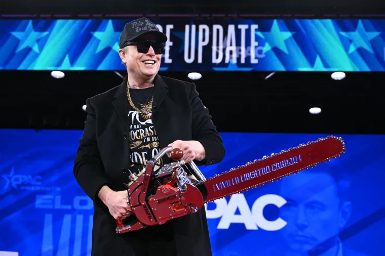 Elon Musk izmislio je i vodio DOGE (Ministarstvo vladine učinkovitosti). Cilj je bio &apos;pročešljati dokumentaciju&apos; i utvrditi na što sve &apos;curi&apos; novac odnosno, na što su prethodne američke administaracije trošile novac, a navodno nije u interesu američkim poreznih obveznika. Trumpova glasnogovornica Karoline Leavitt redovito je na medijskim brifinzima iznosila podatke o projektima koje SAD financira, a koje Trumpova administracija smatra besmislenim troškom. Tako su, primjerice, &apos;javno prozvane&apos; subvencije Srbiji, ali stopirani su i brojni projekti humanitarne pomoći zemljama u razvoju. Osim toga, Musk je naredilo otpuštanje desetaka tisuća saveznih službenika, a na svoj račun prikupio je brojne kritike, kako zbog toga, tako i zbog činjenice da je njegov tim dobio pristup sustavima s informacijama građana.