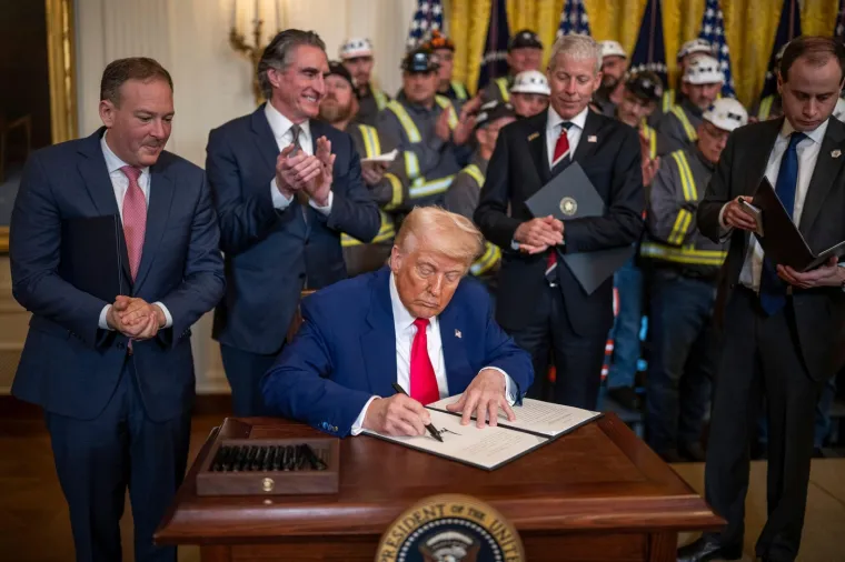 Ublaženi su propisi o zaštiti okoliša povezani s proizvodnjom ugljena, što je dio Trumpovog prioriteta za povećanje proizvodnje energije u SAD-u.&apos;Drill, baby, drill&apos;, moto je ove kampanje.