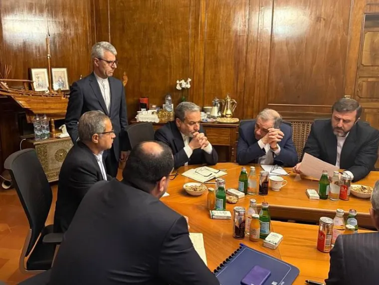 SAD i Iran pregovarali su u Omanu o teheranskom nuklearnom programu. To je prvi izravan razgovor između dviju država u zadnjih deset godina. Pregovori se nastavljaju i dalje, a svjetski mediji budnim okom prate i kako će na eventualni budući sporazum reagirati Izrael, za koji se smatra da nije previše sretan ovim pregovorima kao ni mogućim sporazumom.