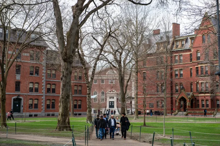 Trmpova administracija zatražila je od Harvarda da ukinu ured DEI (Ured za jednakost, raznolikost i uključivost) ili će izgubiti milijarde dolara zbog saveznog financiranja. Harvard se u početku protivio tome, no sada su pristali preimenovati ured.