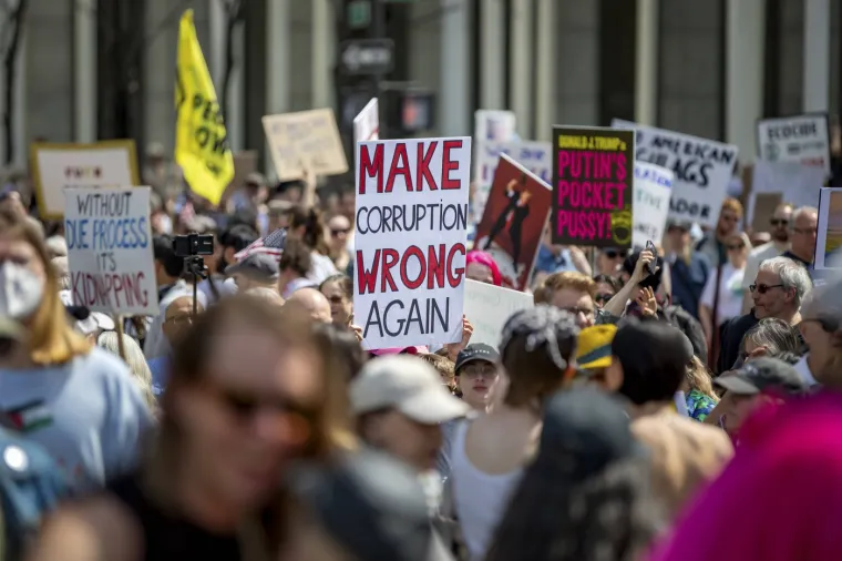 Po cijeloj Americi udruge organiziraju velike prosvjede protiv Trumpa i njegove administracije. Protestiraju protiv deportacija, carina i inflacije kao i činjenice da Trumpova administracija svojim potezima guši demokraciju.