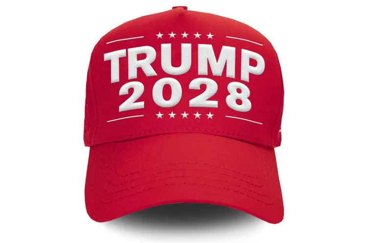 Trump je nagovijestio da bi se mogao kandidirati za treći mandat, unatoč tome što mu 14. amandman Ustava to zabranjuje. Njegova tvrtka prodaje kape &quot;Trump 2028&quot; za 50 dolara.