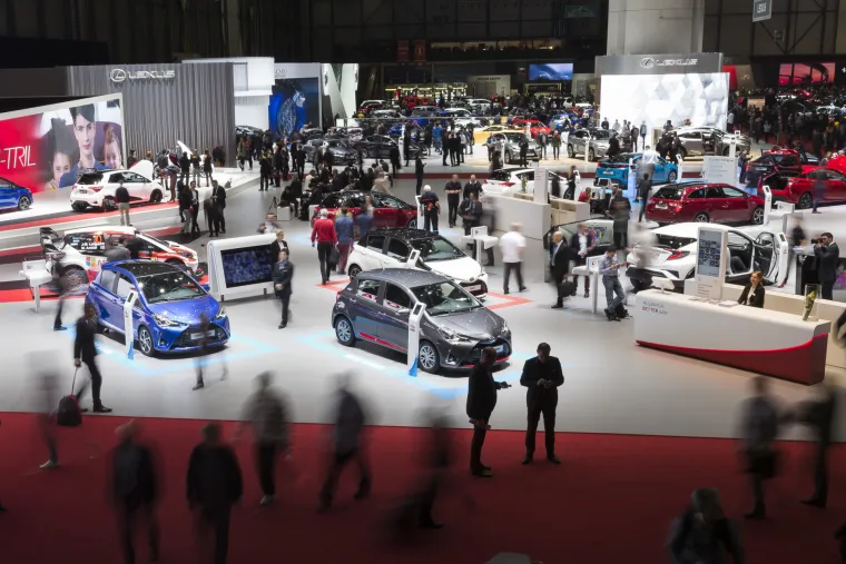 "Automobili postaju sve inteligentniji" jedna je od ključnih poruka kompanija koje predstavljaju nove primjerke limenih ljubimaca na Auto Showu u Ženevi.
Čak 350 modela koji će biti predstavljeni na mitskom događaju automobilskog svijeta, zadovoljava najviše uvjete energetske učinkovitosti, a to je tek početak mnogobrojnih inovacija koje će stotine tisuća posjetitelja vidjeti na sajmu idućih dana.