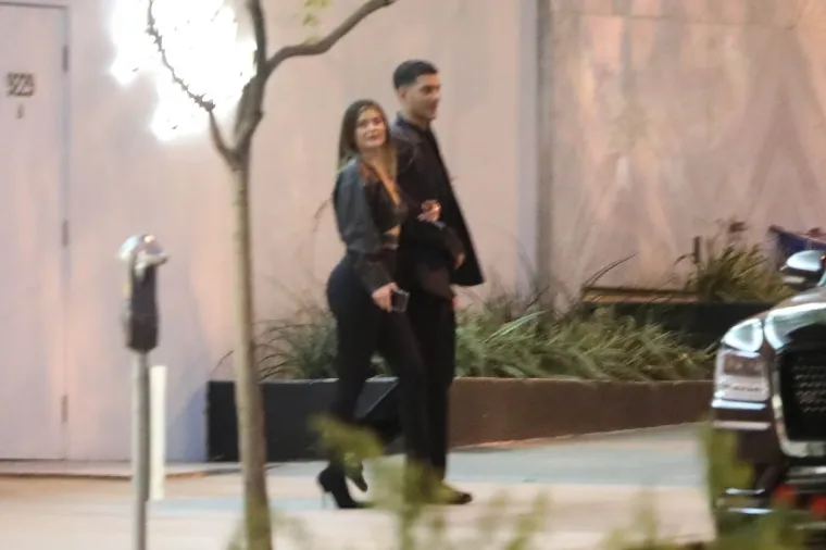 Paparazzi su uhvatili poduzetnicu i reality zvijezdu Kylie Jenner kako u društvu misterioznog muškarca, kojeg je držala ispod ruke, ide u večernji izlazak u Bootsy Bellow klub koji je bio otvoren samo za njih dvoje. Foto: Profimedia
