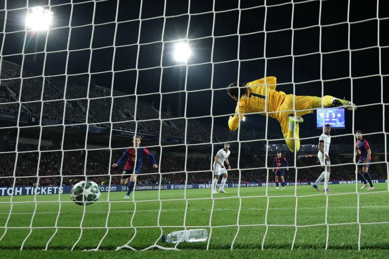 Gol je upisan kao autogol Sommera, ali Raphinha je zaslužio tim udarcem da se njemu piše.