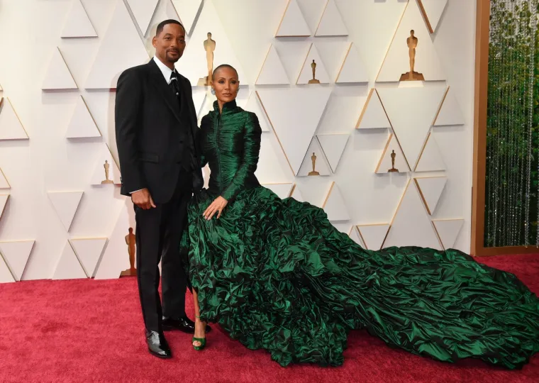 Will Smith je u studenome izdao memoare pod nazivom &quot;Will&quot;, a u njima je otkrio mnoge pikanterije iz braka s Jadom. Unatoč tome što nije željela tradicionalno vjenčanje, Pinkett Smith je popustila pod pritiskom svog supruga, piše glumac u svojoj nadolazećoj knjizi, dodajući: &quot;Ovo bi bio prvi od mnogih kompromisa koje bi Jada napravila tijekom godina i koji su bolno negirali njezine vrijednosti.&quot;