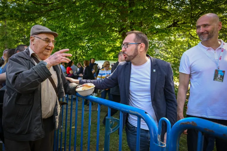 Kao da sutra ne postoji! Nesnosni redovi za besplatan grah, pogledajte ove prizore