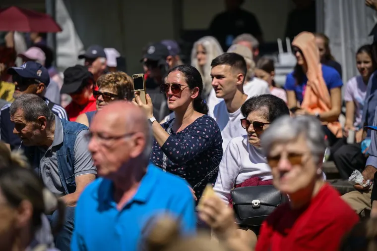 Kao da sutra ne postoji! Nesnosni redovi za besplatan grah, pogledajte ove prizore