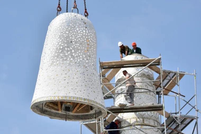 Dizalicom postavljena glava na postolje spomenika Gospi od Loreta