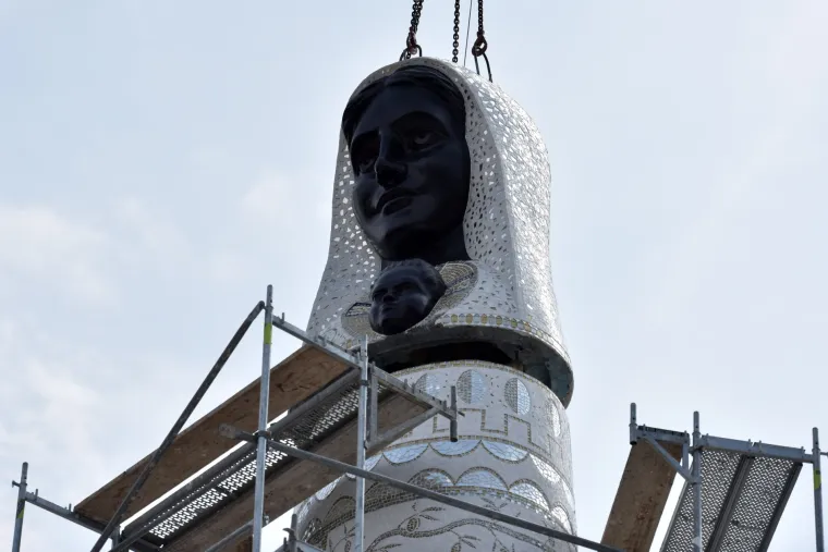 Dizalicom postavljena glava na postolje spomenika Gospi od Loreta