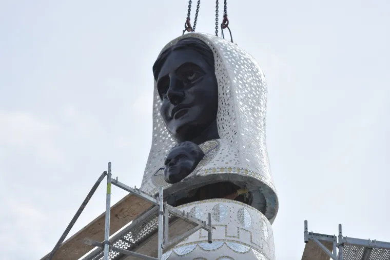 Dizalicom postavljena glava na postolje spomenika Gospi od Loreta