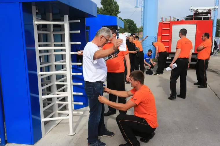 SRAMOTAN PRIZOR U VINKOVCIMA: Atraktivna policajka nadzirala Boyse, ali nije uočila što je jedan navijač ispisao na gipsu