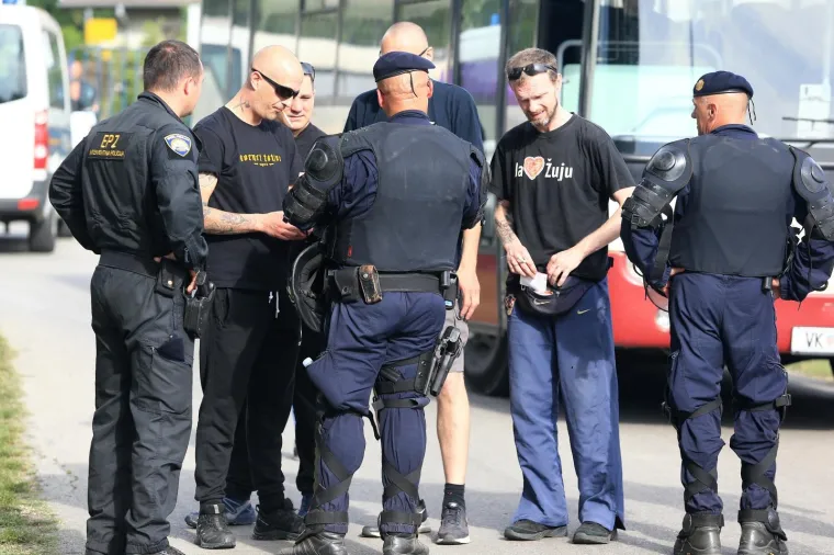 SRAMOTAN PRIZOR U VINKOVCIMA: Atraktivna policajka nadzirala Boyse, ali nije uočila što je jedan navijač ispisao na gipsu
