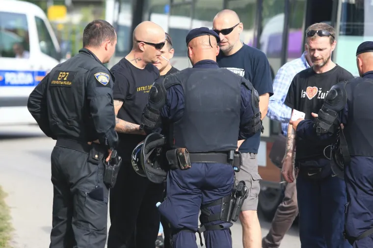 SRAMOTAN PRIZOR U VINKOVCIMA: Atraktivna policajka nadzirala Boyse, ali nije uočila što je jedan navijač ispisao na gipsu