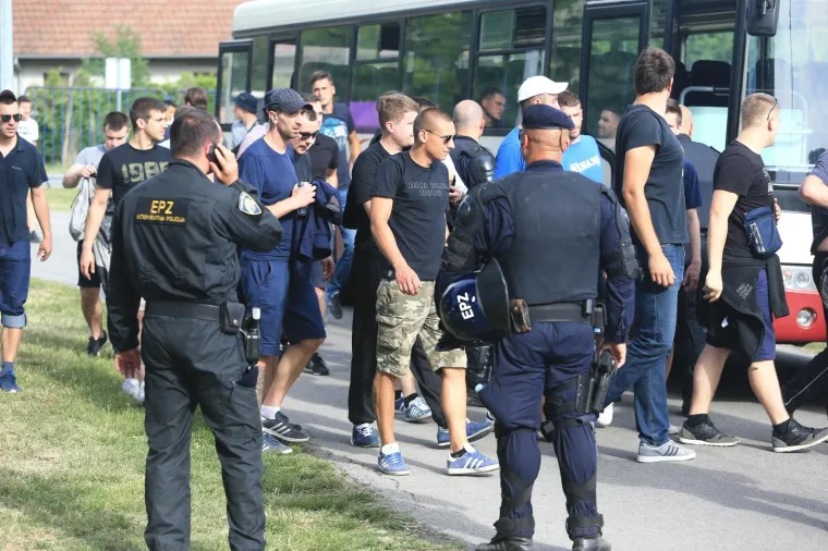 SRAMOTAN PRIZOR U VINKOVCIMA: Atraktivna policajka nadzirala Boyse, ali nije uočila što je jedan navijač ispisao na gipsu