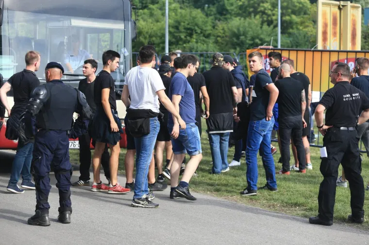 SRAMOTAN PRIZOR U VINKOVCIMA: Atraktivna policajka nadzirala Boyse, ali nije uočila što je jedan navijač ispisao na gipsu