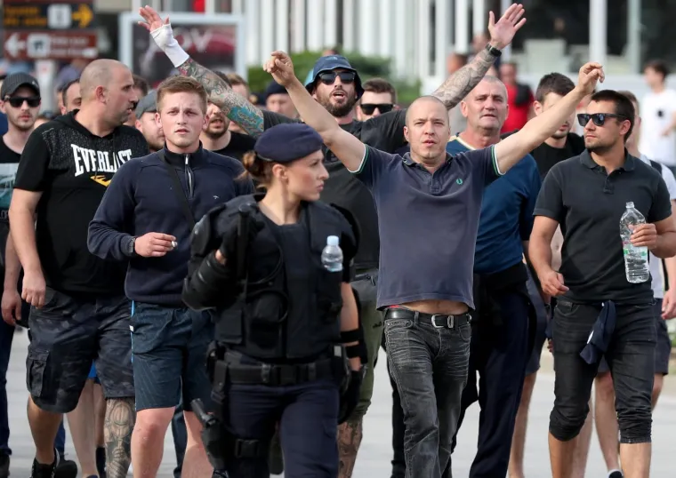 SRAMOTAN PRIZOR U VINKOVCIMA: Atraktivna policajka nadzirala Boyse, ali nije uočila što je jedan navijač ispisao na gipsu