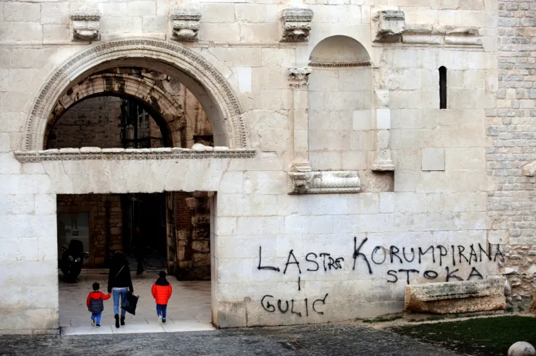 Centar Dioklecijanove palače u Splitu, Vestibul, jutros je osvanuo išaran odvratnim psovkama, što je šokiralo mnoge Splićane koji su preko društvenih mreža izražavali zgroženost tim činom vandala.