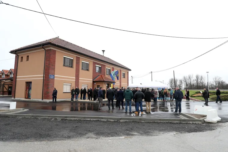 FOTO U Rugvici otkriven spomenik Tuđmanu: Sliči li ova bista na prvog predsjednika?