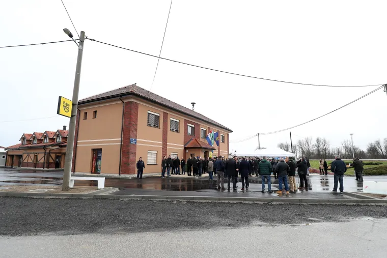 FOTO U Rugvici otkriven spomenik Tuđmanu: Sliči li ova bista na prvog predsjednika?