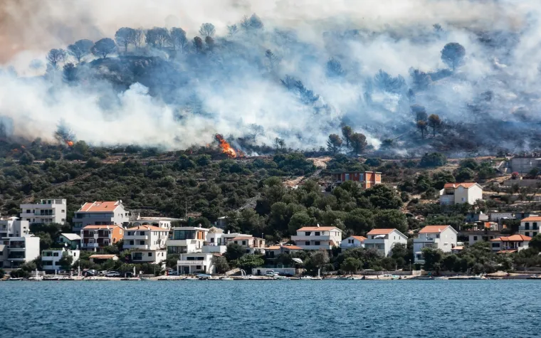 Požar na otvorenom prostoru kod Rogoznice: Na terenu 22 vatrogasca i osam vozila. Stigle i zračne snage