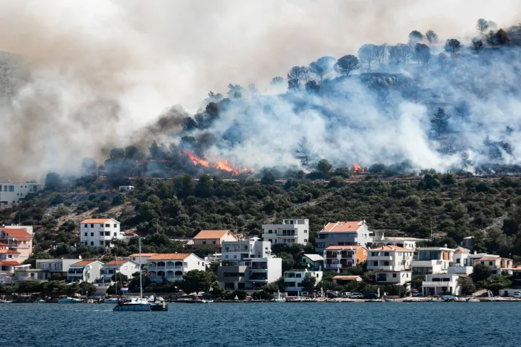 Požar na otvorenom prostoru kod Rogoznice: Na terenu 22 vatrogasca i osam vozila. Stigle i zračne snage
