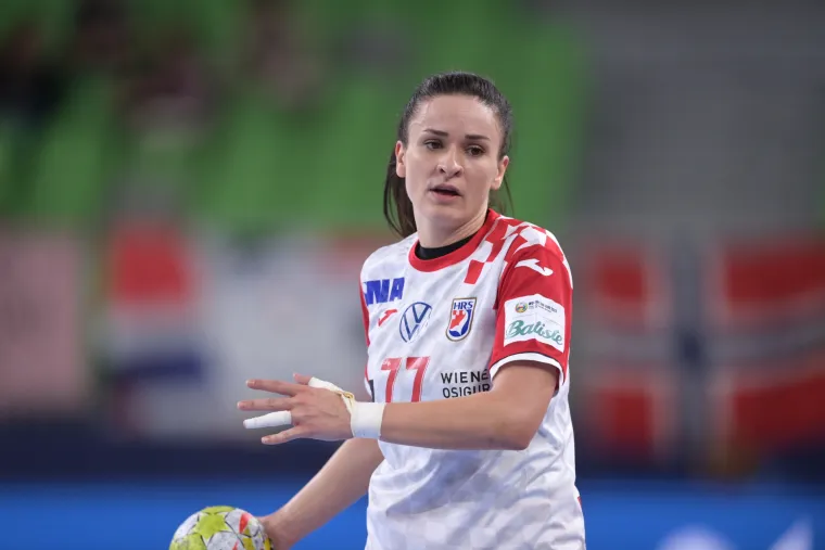 Možda su izgubile, ali su naše kraljice: Ozlijeđena Mičijević bodrila cure s tribina i vodila navijanje