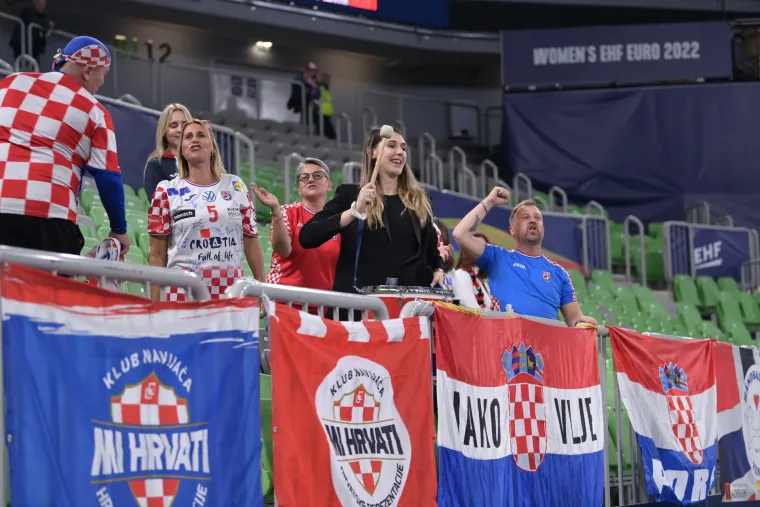 Možda su izgubile, ali su naše kraljice: Ozlijeđena Mičijević bodrila cure s tribina i vodila navijanje