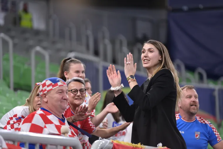 Možda su izgubile, ali su naše kraljice: Ozlijeđena Mičijević bodrila cure s tribina i vodila navijanje