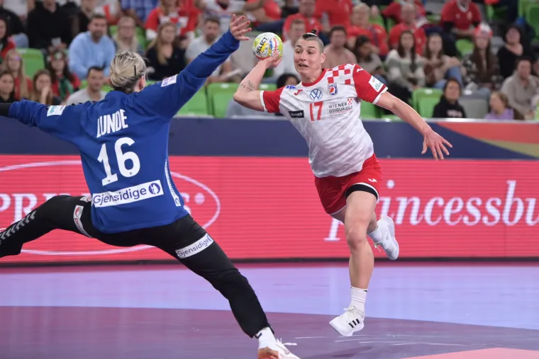 Možda su izgubile, ali su naše kraljice: Ozlijeđena Mičijević bodrila cure s tribina i vodila navijanje