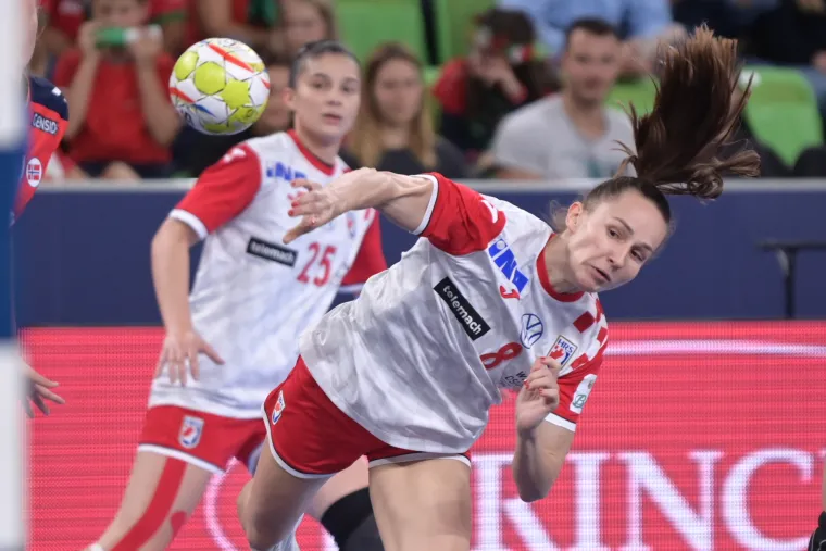 Možda su izgubile, ali su naše kraljice: Ozlijeđena Mičijević bodrila cure s tribina i vodila navijanje
