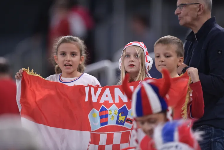 Možda su izgubile, ali su naše kraljice: Ozlijeđena Mičijević bodrila cure s tribina i vodila navijanje
