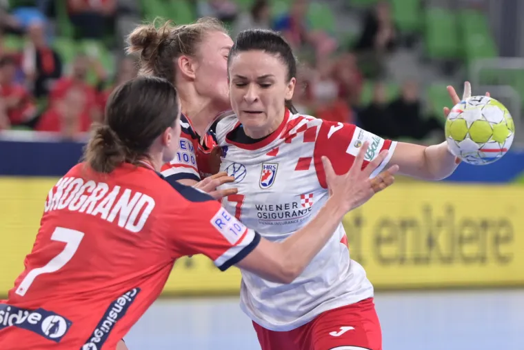 Možda su izgubile, ali su naše kraljice: Ozlijeđena Mičijević bodrila cure s tribina i vodila navijanje