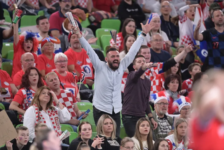 Možda su izgubile, ali su naše kraljice: Ozlijeđena Mičijević bodrila cure s tribina i vodila navijanje