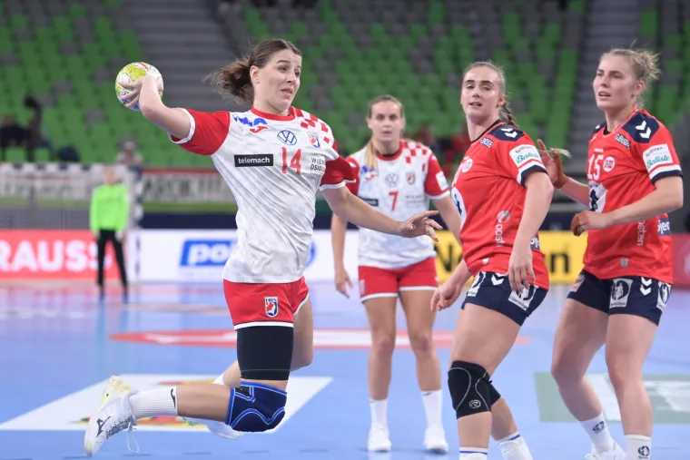 Možda su izgubile, ali su naše kraljice: Ozlijeđena Mičijević bodrila cure s tribina i vodila navijanje