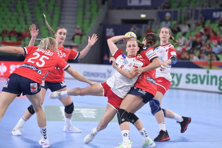 Možda su izgubile, ali su naše kraljice: Ozlijeđena Mičijević bodrila cure s tribina i vodila navijanje