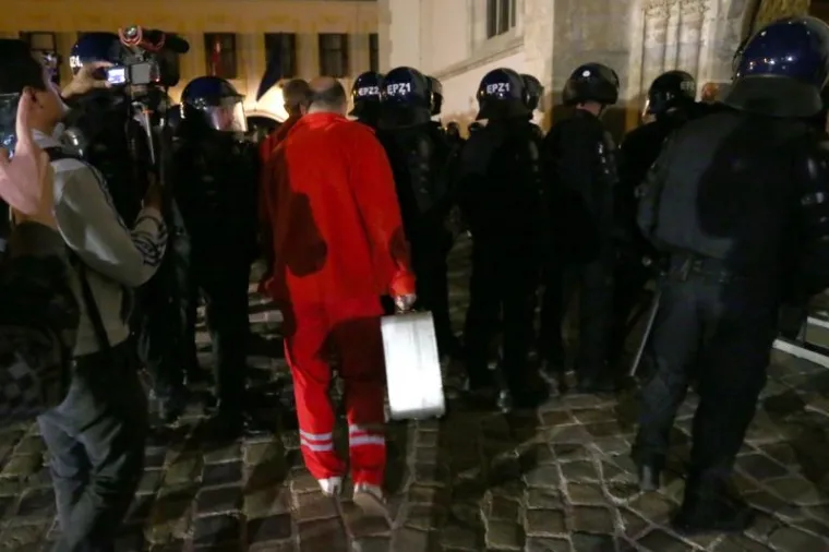 Hitna pomoć ulazi u crkvu sv. Marka kako bi pružila pomoć jednom branitelju