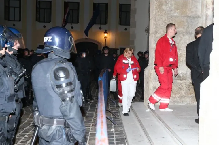 Hitna pomoć ulazi u crkvu sv. Marka kako bi pružila pomoć jednom branitelju