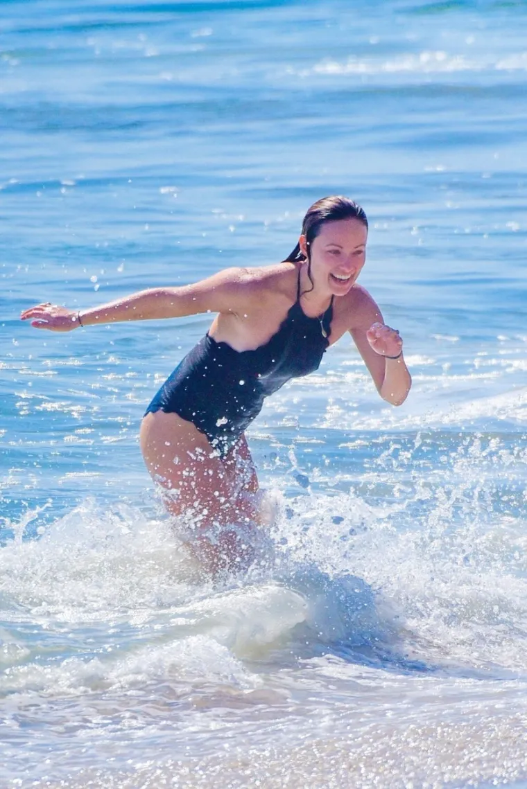 Glumica Olivia Wilde izgledala je fenomenalno u jednodijelnom kupaćem kostimu dok se s prijateljima zabavljala na plaži u Malibuu. Foto: Profimedia