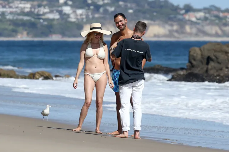 ATRAKTIVNA GLUMICA IZDOMINIRALA NA PLAŽI: Uskočila u bijeli bikini i raspametila kupače