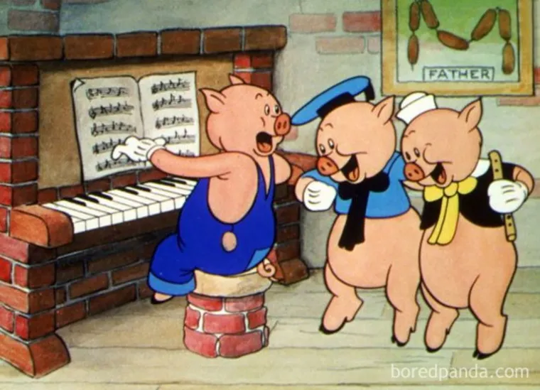 Možda je ovo tek Disneyjeva šala, ali je prilično morbidna. Tri praščića veselo pjevaju dok im na zidu visi tata. U kobasicama.