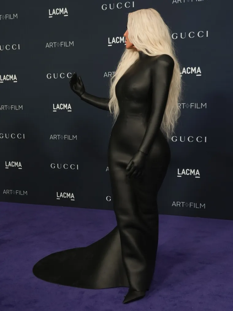 Kardashianka i Karleuša osvanule u sličnim haljinama, fanovi JK poručili da joj Amerikanka nije ni dok koljena: 'Ma koja Kim...'