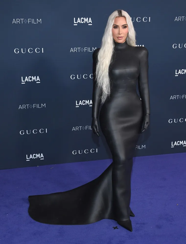 Kardashianka i Karleuša osvanule u sličnim haljinama, fanovi JK poručili da joj Amerikanka nije ni dok koljena: 'Ma koja Kim...'