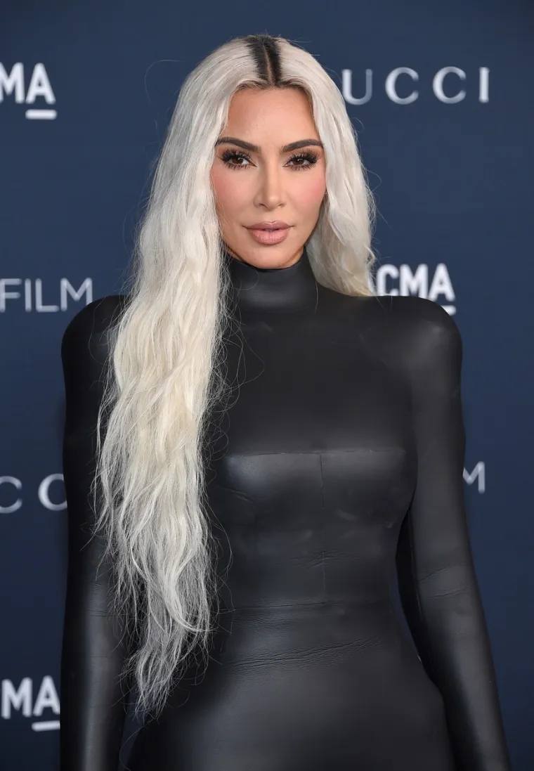 Kardashianka i Karleuša osvanule u sličnim haljinama, fanovi JK poručili da joj Amerikanka nije ni dok koljena: 'Ma koja Kim...'