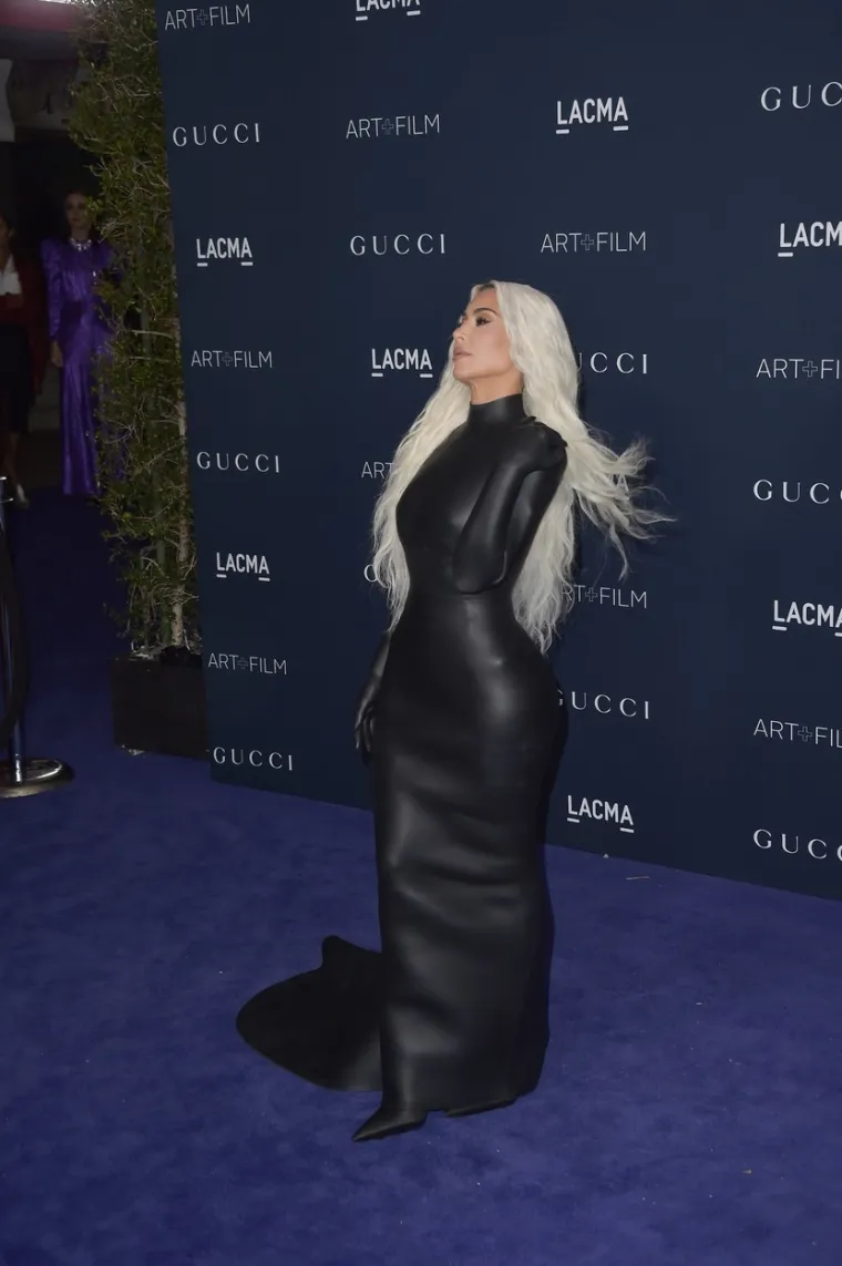 Kardashianka i Karleuša osvanule u sličnim haljinama, fanovi JK poručili da joj Amerikanka nije ni dok koljena: 'Ma koja Kim...'